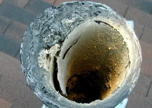 Skorodované azbestovo-cementové potrubie zo stupačky